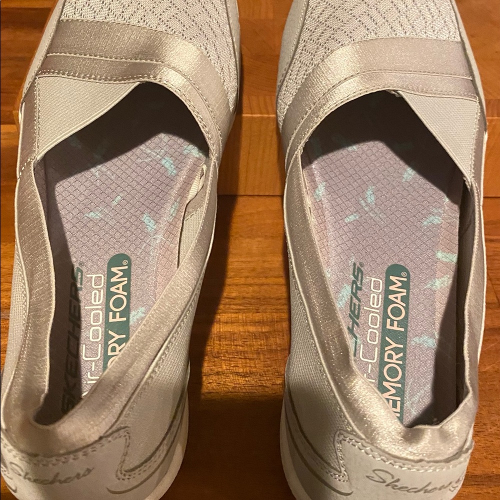 Sketchers be luxe Daylights. Light Gray slip on sneakers. Air cooled memory foam